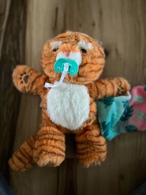 Little Live Pets Cozy Dozys Tiger Plush Toy Java Blanket Pacifier Interactive